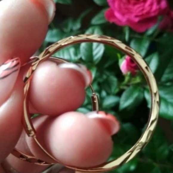 ***New 18K Gold Hoop Earrings - Picture 4 of 6